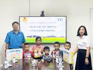 Liên đoàn lao động huyện Nghĩa Đàn trao quà “Trung thu yêu thương, cùng em đến trường”