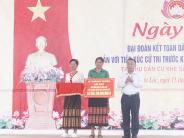 Phó chủ tịch UBND tỉnh Nguyễn Văn Đệ dự ngày hội đại đoàn kết tại Nghĩa Lộc