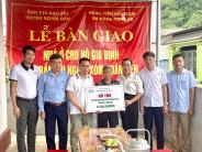 Bàn giao nhà đại đoàn kết cho gia đình chính sách