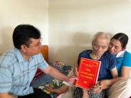 Trao tặng sổ tiết kiệm đối với người có công và thân nhân người có công với cách mạng