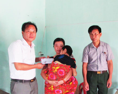 Mặt trận tổ quốc huyện trao tiền hỗ trợ cho hộ bị cháy nhà tại Nghĩa Lộc