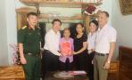 Đồng Chí Phạm Chí Kiên đến trao sổ tiết kiệm cho gia đình chính sách có hoàn cảnh khó khăn
