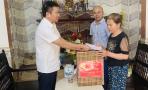 Chủ tịch UBND huyện Nghĩa Đàn thăm, tặng quà người có công với cách mạng