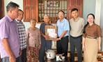 Phó Bí thư Thường trực Đảng uỷ xã Nghĩa Đàn Trần Văn Dương đi thăm và  tặng quà nhân ngày TBLS 27/7