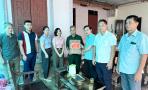 Bí thư Đảng uỷ xã Nghĩa Mai Nguyễn Nam Phương đi thăm và tặng quà  nhân ngày TBLS 27/7