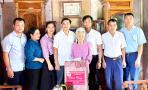Phó Chủ tịch UBND huyện Lê Thái Hùng thăm và tặng quà nhân ngày  TBLS