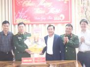 Đồng chí Phạm Chí Kiên, Bí thư Huyện ủy Nghĩa Đàn chúc Tết, tặng quà BCH Quân sự, Công an huyện