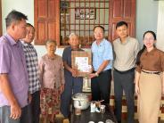 Phó Bí thư Thường trực Đảng uỷ xã Nghĩa Đàn Trần Văn Dương đi thăm và  tặng quà nhân ngày TBLS 27/7