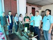 Bí thư Đảng uỷ xã Nghĩa Mai Nguyễn Nam Phương đi thăm và tặng quà  nhân ngày TBLS 27/7