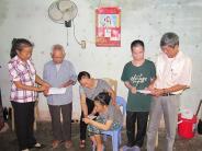 Nghĩa Hội trao quà cho nạn nhân da cam