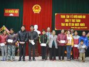 TRUNG TÂM Y TẾ NGHĨA ĐÀN TRAO QUÀ TẾT ĐINH DẬU 2017 CHO CÁC HỘ NGHÈO XÃ NGHĨA HỘI