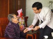 Lãnh đạo huyện Nghĩa Đàn thăm và tặng quà tết gia đình chính sách, hộ nghèo