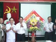 Đồng chí Lê Hồng Sơn thăm và tặng quà các đơn vị Y tế
