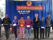 Tòa án nhân dân huyện Nghĩa Đàn trao 10 suất quà cho hộ nghèo