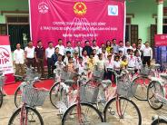Bảo hiểm nhân thọ AIA trao 25 xe đạp cho học sinh 