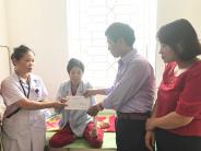 Tặng quà cho bệnh nhân bị bệnh hiểm nghèo có hoàn cảnh khó khăn