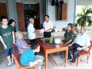 Hội nạn nhân chất độc da cam huyện tặng quà hội viên