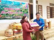 Đoàn xã Nghĩa Hiếu tặng quà học sinh bản Thung Khạng