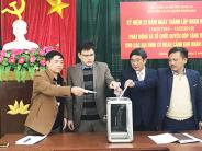 BHXH huyện Nghĩa Đàn quyên góp tặng thẻ BHYT cho gia đình khó khăn