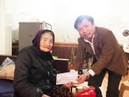 Cơ quan UBND huyện Nghĩa Đàn tặng quà mẹ Việt Nam anh hùng