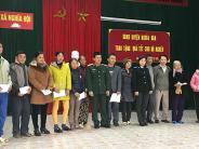Cơ quan UBNDNghĩa Đàn tặng quà tết mẹ liệt sỹ, hộ nghèo