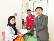 Lãnh đạo UBND huyện Nghĩa Đàn thăm và tặng quà các bệnh nhân đang điều trị tại trung tâm Y tế