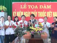 Đồng chí Lê Hồng Sơn chúc mừng các đơn vị Y tế