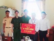 Trao tiền hỗ trợ cho học sinh bị nhiễm trùng đường máu