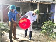 Giúp dân tiêu độc, khử trùng nguồn nước ăn
