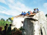 Đoàn viên thanh niên sửa chữa nhà cho gia đình chính sách