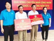 Cụm công đoàn cơ sở số 5 tặng quà cho 2 xóm về đích NTM năm 2017