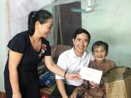 Đồng chí Phan Tiến Hải thăm, tặng quà mẹ Việt Nam anh hùng và các gia đình thương binh liệt sỹ