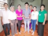 Trao tiền hỗ trợ cho bệnh nhân mắc bệnh nhiệm trùng máu
