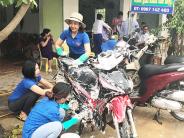 Đoàn xã Nghĩa Trung rửa xe gây quỹ “Ủng hộ người nghèo”