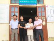 Ngân hàng CSXH huyện Nghĩa Đàn trao quà chương trình “cặp lá yêu thương”