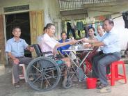 Ủy ban MTTQ xã Nghĩa Liên trao quà hỗ trợ cho người khuyết tật