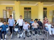 Trao tặng xe lăn và dụng cụ chỉnh hình cho người khuyết tật