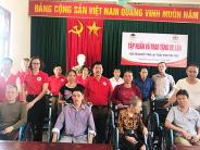Trao tặng xe lăn cho người khuyết