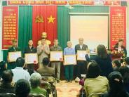 ĐẢNG BỘ XÃ NGHĨA MINH TRAO HUY HIỆU ĐẢNG CHO CÁC ĐẢNG VIÊN