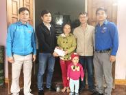 Các chi đoàn trực thuộc trao quà các em khó khăn nhân dịp Giáng sinh 2018