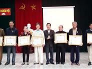 Trao Huy hiệu Đảng cho đảng viên