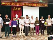 Công đoàn UBND huyện Nghĩa Đàn tặng quà tết cho các hộ nghèo xã Nghĩa Hưng