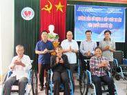 Trao 30 xe lăn cho người khuyết tật