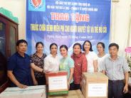 Cấp phát thuốc cho người khuyết tật, trẻ mồ côi
