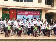 Trao 20 xe đạp cho học sinh có hoàn cảnh khó khăn xã Nghĩa Hồng