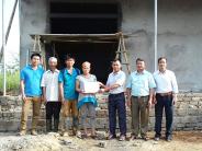 Trao tiền hỗ trợ làm nhà cho hộ nghèo
