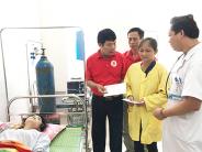 Hội CTĐ huyện Nghĩa Đàn trao quà cho bệnh nhân có hoàn cảnh khó khăn đang điều trị tại Trung tâm y tế huyện