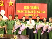 Đồng chí Lê Hồng Sơn chúc mừng công an huyện Nghĩa Đàn đấu tranh triệt phá đường dây đánh bạc sử dụng công nghệ cao