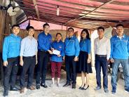 Các chi đoàn trực thuộc trao quà các em khó khăn nhân dịp Giáng sinh 2019