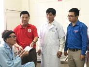 Hội Chữ thập đỏ huyện Nghĩa Đàn trao quà cho bệnh nhân có hoàn cảnh khó khăn